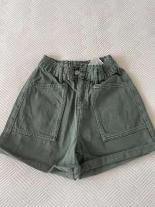 Pantalón corto verde militar