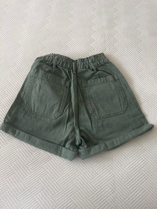 Pantalón corto verde militar