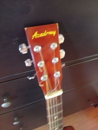 Guitarra Academy para principantes + afinador.