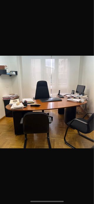 Sedie e tavolo da ufficio