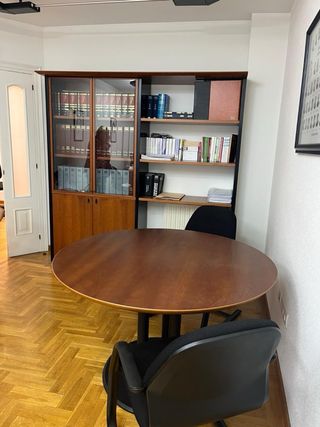 Sedie e tavolo da ufficio