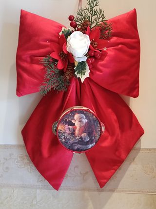 Fiocco rosso velluto con decorazioni natalizie