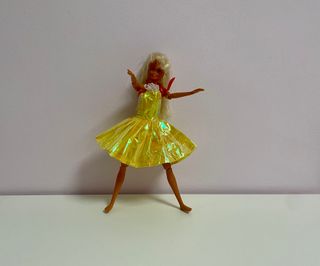 Vestido amarillo brillante muñeca tipo Barbie