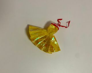 Vestido amarillo brillante muñeca tipo Barbie
