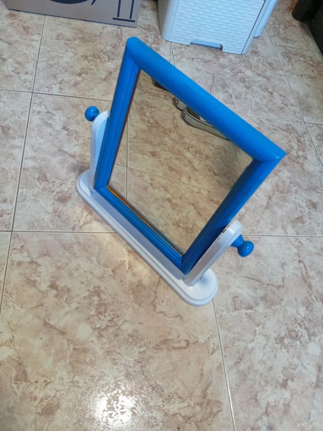 SPECCHIO DA TRUCCO REGOLABILE 15€