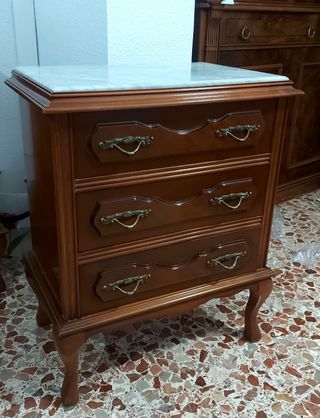 Cómoda de madera marrón con espejo