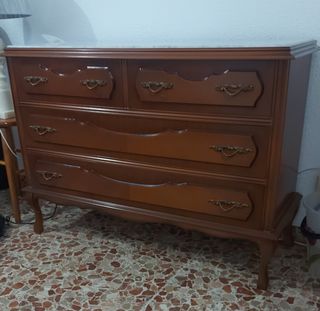 Cómoda de madera marrón con espejo