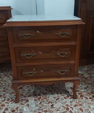 Cómoda de madera marrón con espejo