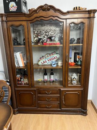 Vitrina de madera y cristal