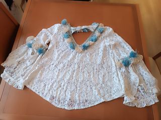 Blusa blanca encaje con pompones marca Nkn Nekane 