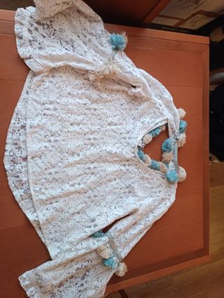 Blusa blanca encaje con pompones marca Nkn Nekane 