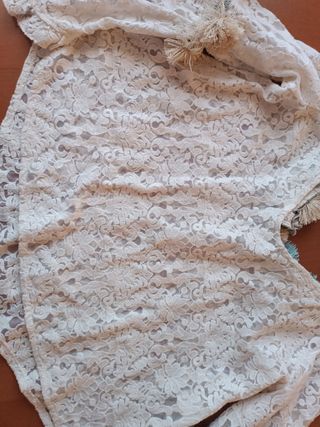 Blusa blanca encaje con pompones marca Nkn Nekane 