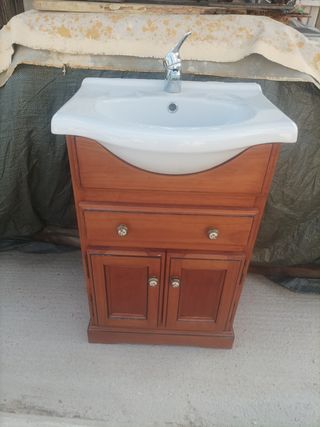 Lavabo de cerámica con mueble de madera
