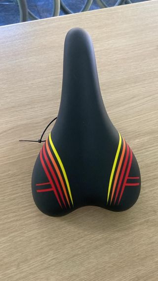 Sillín de bicicleta negro con diseño