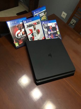 Consola PS4 Negra + 4 Videojuegos