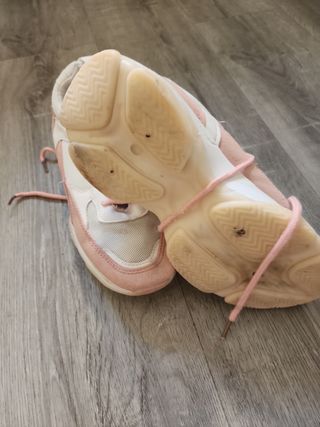 Zapatillas deportivas rosas y blancas