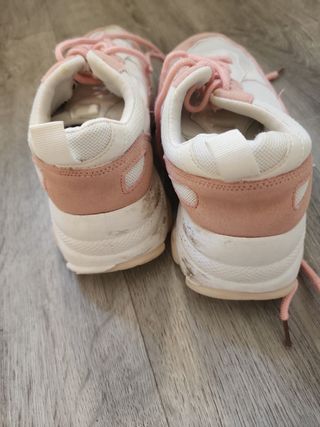 Zapatillas deportivas rosas y blancas