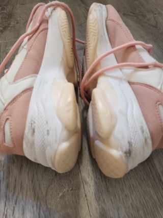 Zapatillas deportivas rosas y blancas