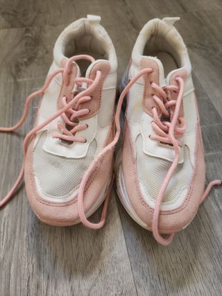 Zapatillas deportivas rosas y blancas