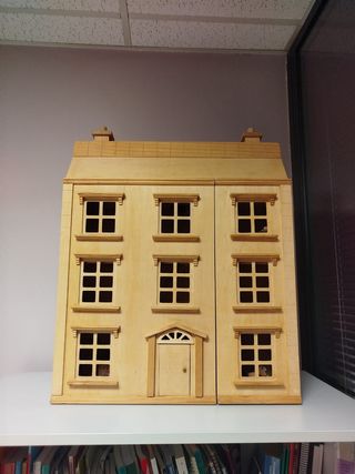 Casita de muñecas de madera