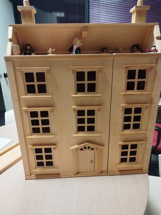 Casita de muñecas de madera