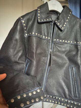 Chaqueta de Piel Negra con Tachuelas