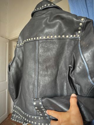 Chaqueta de Piel Negra con Tachuelas
