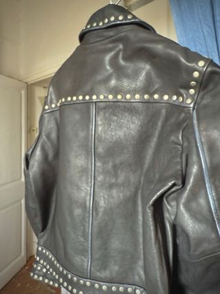 Chaqueta de Piel Negra con Tachuelas