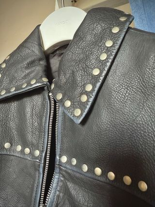 Chaqueta de Piel Negra con Tachuelas