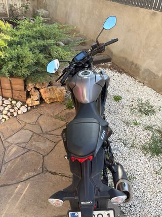 Suzuki GSX-S125 gris y roja