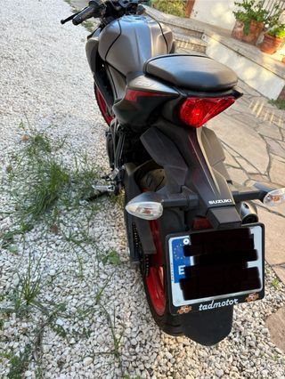 Suzuki GSX-S125 gris y roja