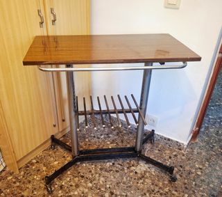 Mesa auxiliar con ruedas