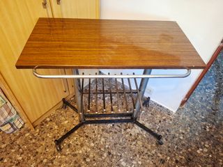 Mesa auxiliar con ruedas