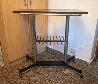 Mesa auxiliar con ruedas