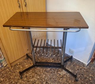 Mesa auxiliar con ruedas