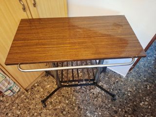 Mesa auxiliar con ruedas