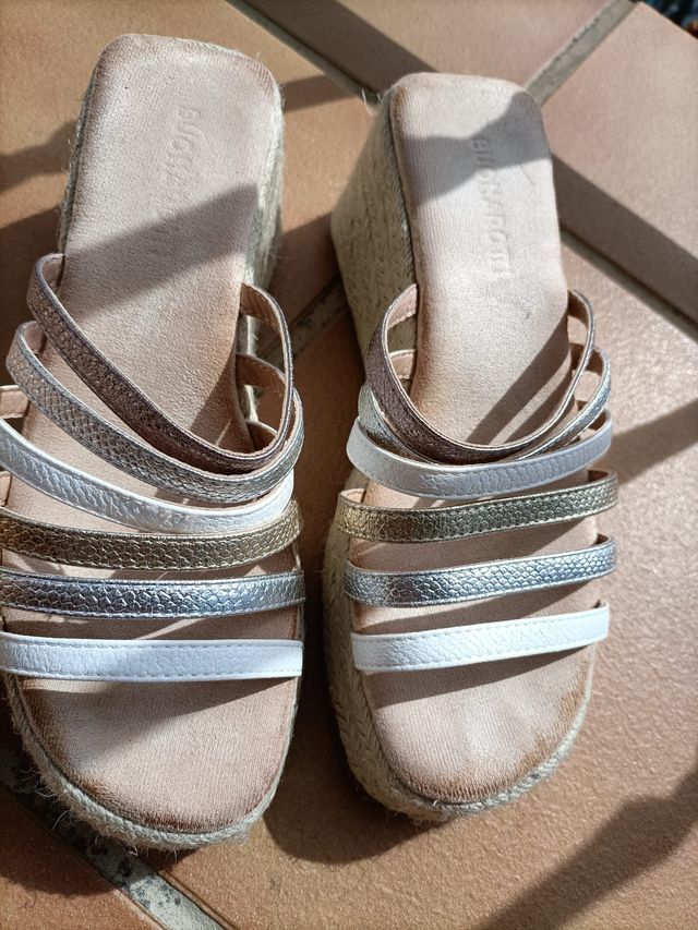 Sandalias cuña doradas y plateadas