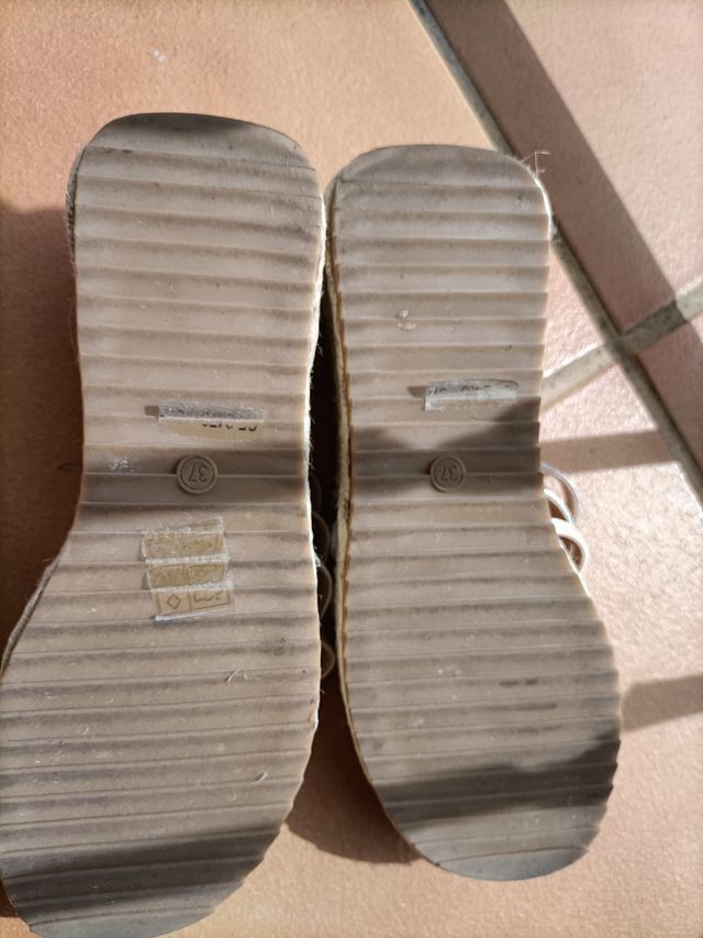 Sandalias cuña doradas y plateadas