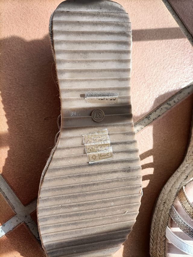 Sandalias cuña doradas y plateadas