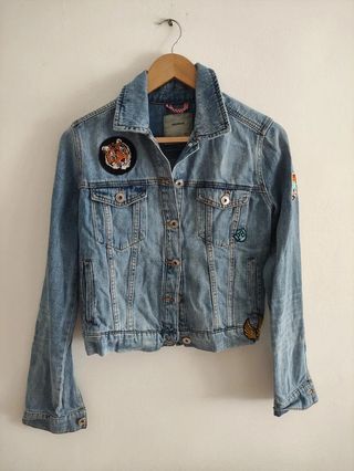 Cazadora vaquera Pull&Bear con parches