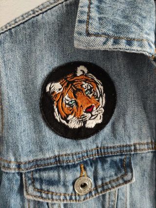 Cazadora vaquera Pull&Bear con parches
