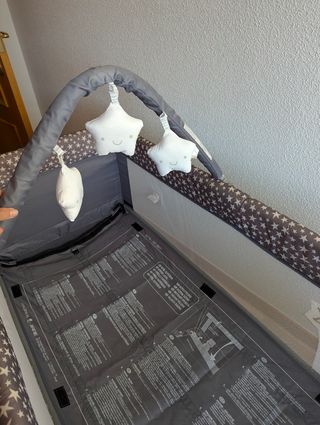 Cuna de viaje con estrellas y conejito 