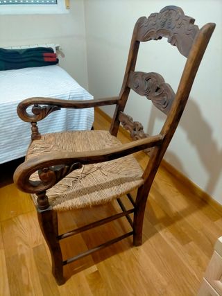 Sillón antiguo de enea y madera de morera