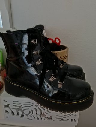 Botines militares charol mujer