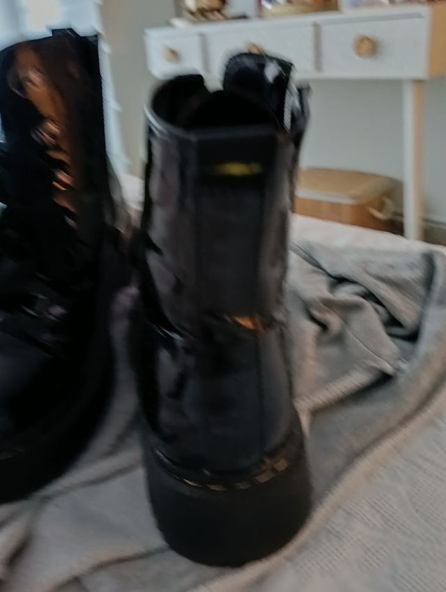 Botines militares charol mujer