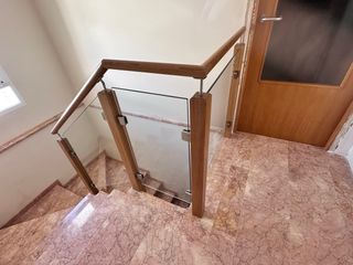 Barandilla de madera y cristal