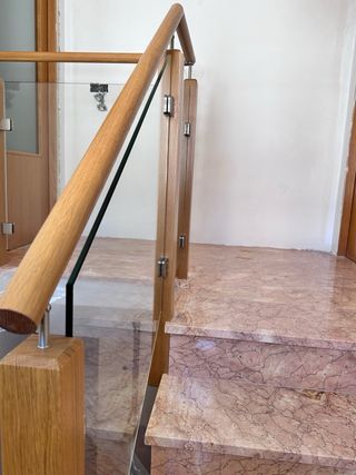 Barandilla de madera y cristal