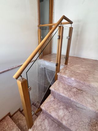 Barandilla de madera y cristal