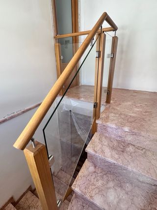Barandilla de madera y cristal