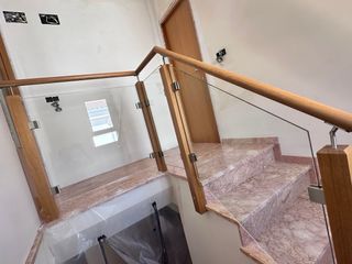 Barandilla de madera y cristal